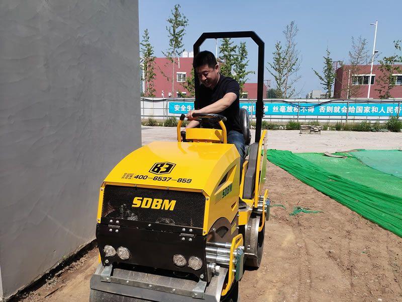 座駕振動壓路機(jī)在惡劣環(huán)境下如何工作？