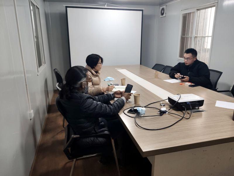 國(guó)外客戶來(lái)我廠考察，試駕奔馬小型壓路機(jī)