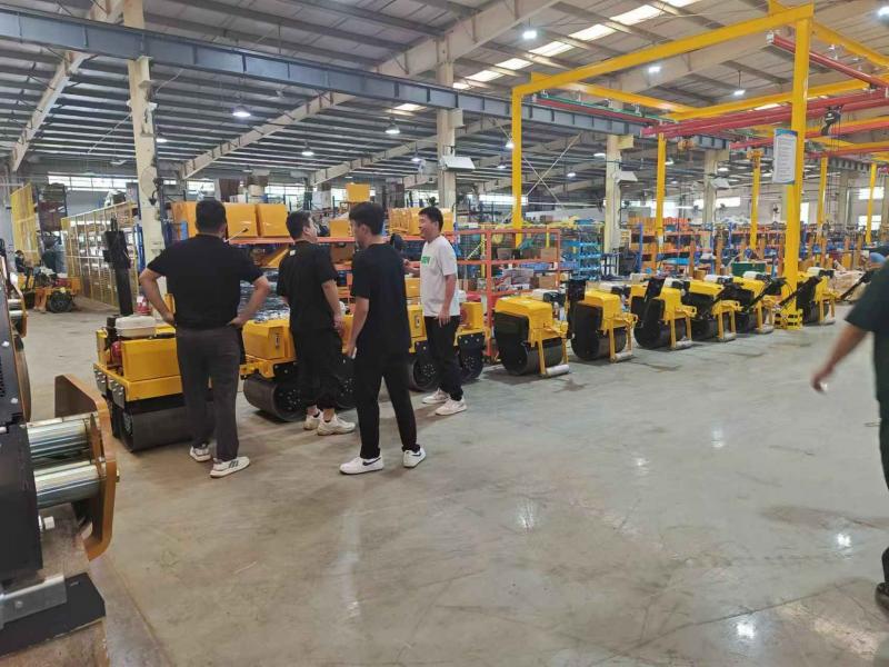 8月17日，國內(nèi)客戶來我廠參觀考察奔馬小型壓路機