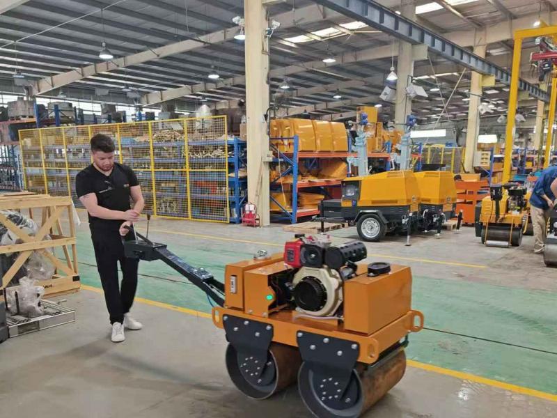 國外客戶來我廠參觀考察小型壓路機、移動照明車等產(chǎn)品