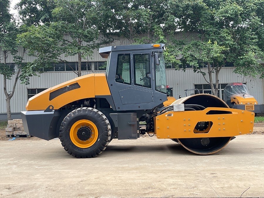 新款12噸前鋼后輪胎座駕壓路機(jī)BM12S