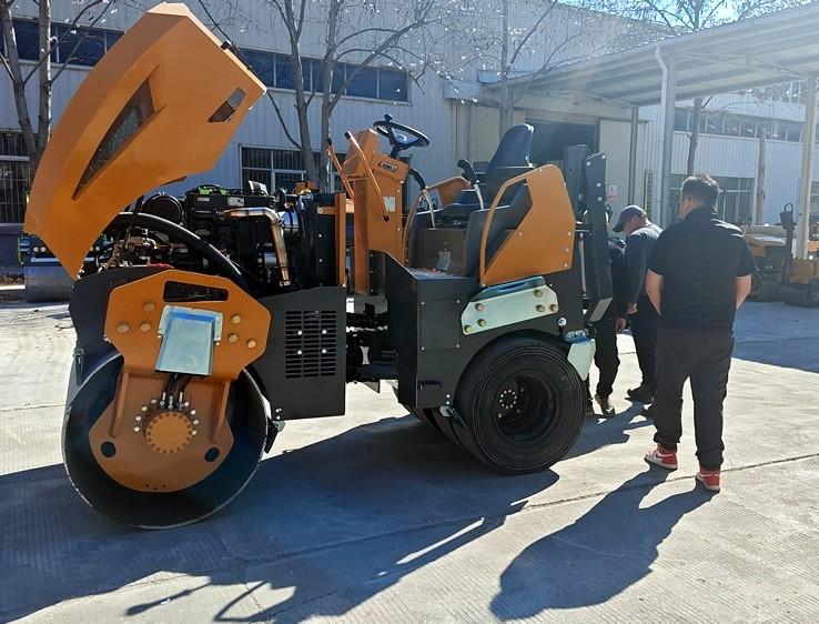 3月18日，哈薩克斯坦客戶來廠體驗考察5噸膠輪壓路機