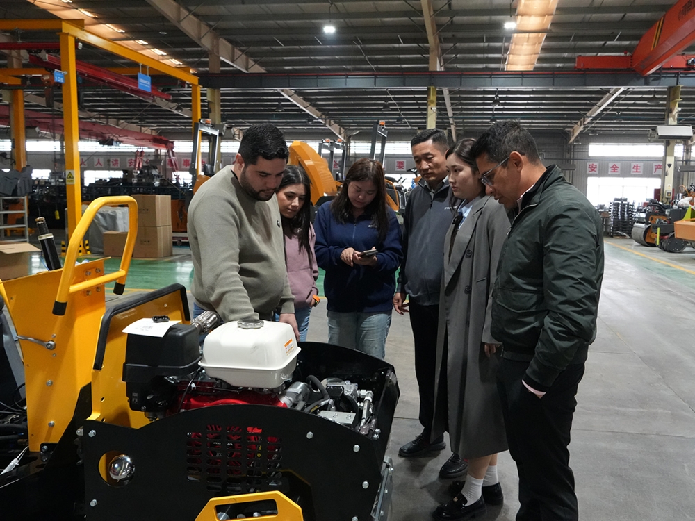 墨西哥客戶來廠參觀考察小型壓路機等工程機械產(chǎn)品